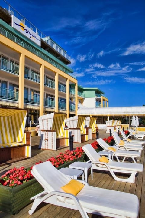 Leżaki na decku przy budynku głównym Hotel Bryza Resort & SPA