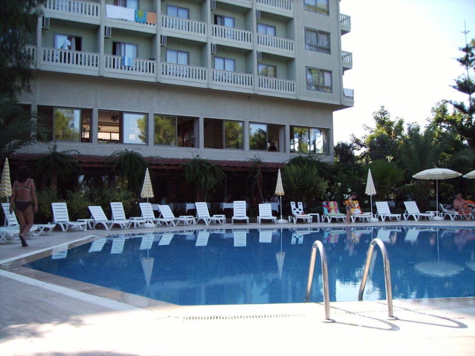 Pool mit Hotel İncekum West Hotel