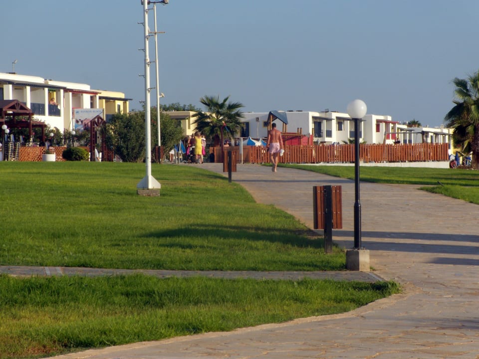 Weg zur Hotelanlage Kefalos Beach Holiday Village