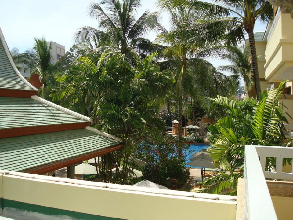 Ausblick seitlich zum Pool Holiday Inn Resort Phuket