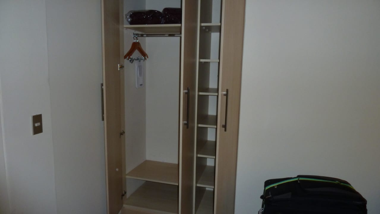 Kleiderschrank Hotel Maytaq Wasin Boutique