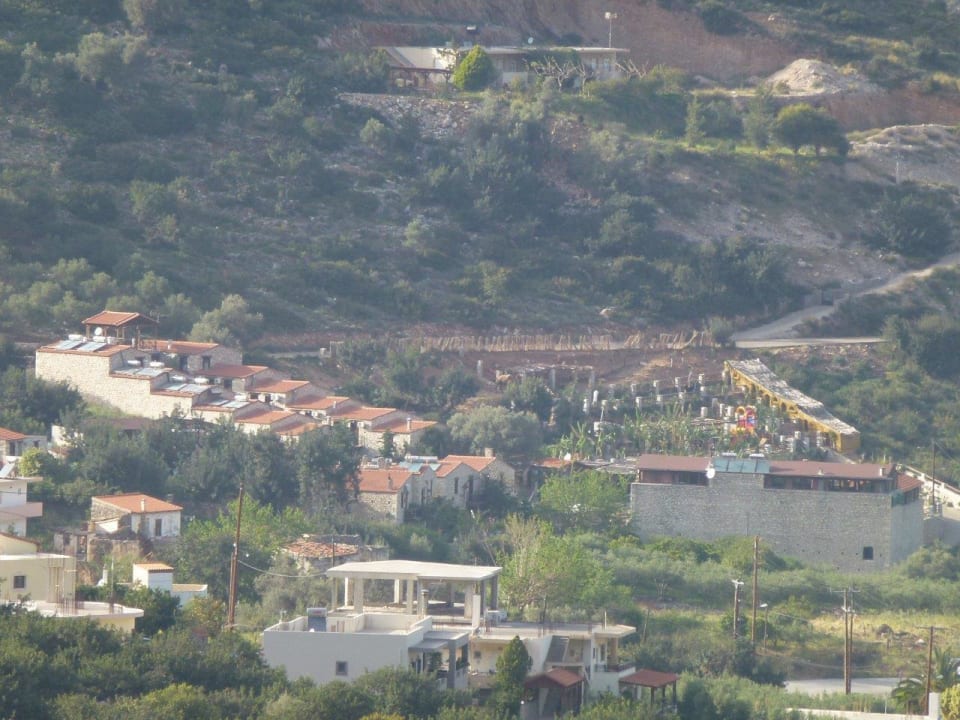 Die schöne Anlage von der anderen Talseite Stone Village Petrino Horio