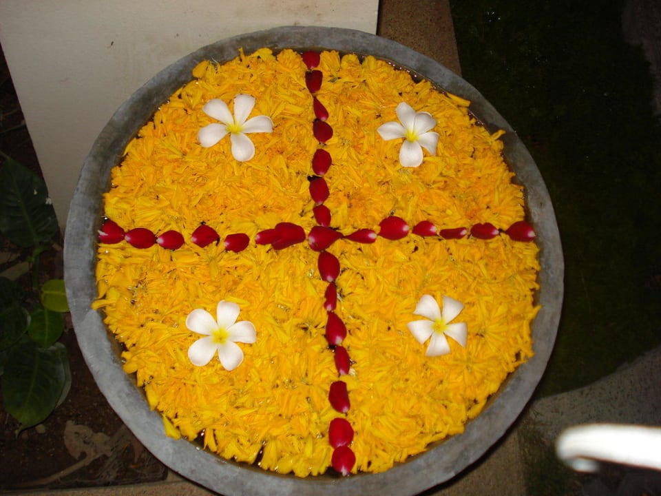 Blumen-Arrangement in Lobby Hotel Baan Chaweng Beach Resort & Spa