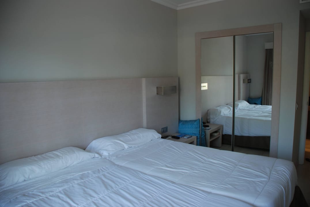 Modernes Zimmer mit grossem, bequemem Bett Playa Garden Selection Hotel & Spa