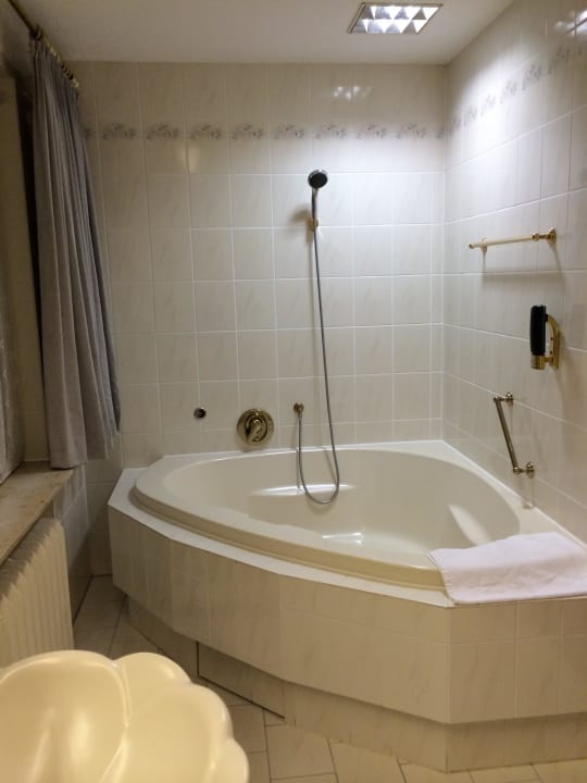 Badewanne Zimmer 6 Hotel Wittelsbach am Kurfürstendamm