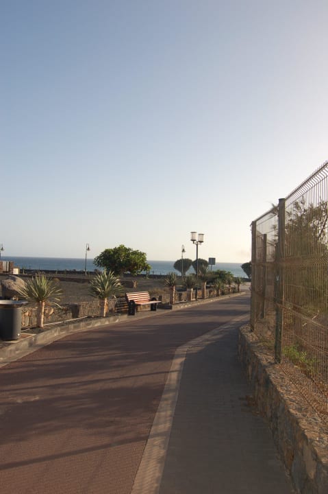 Weg zum Hotelstrand 150 m allsun App.-Hotel Albatros