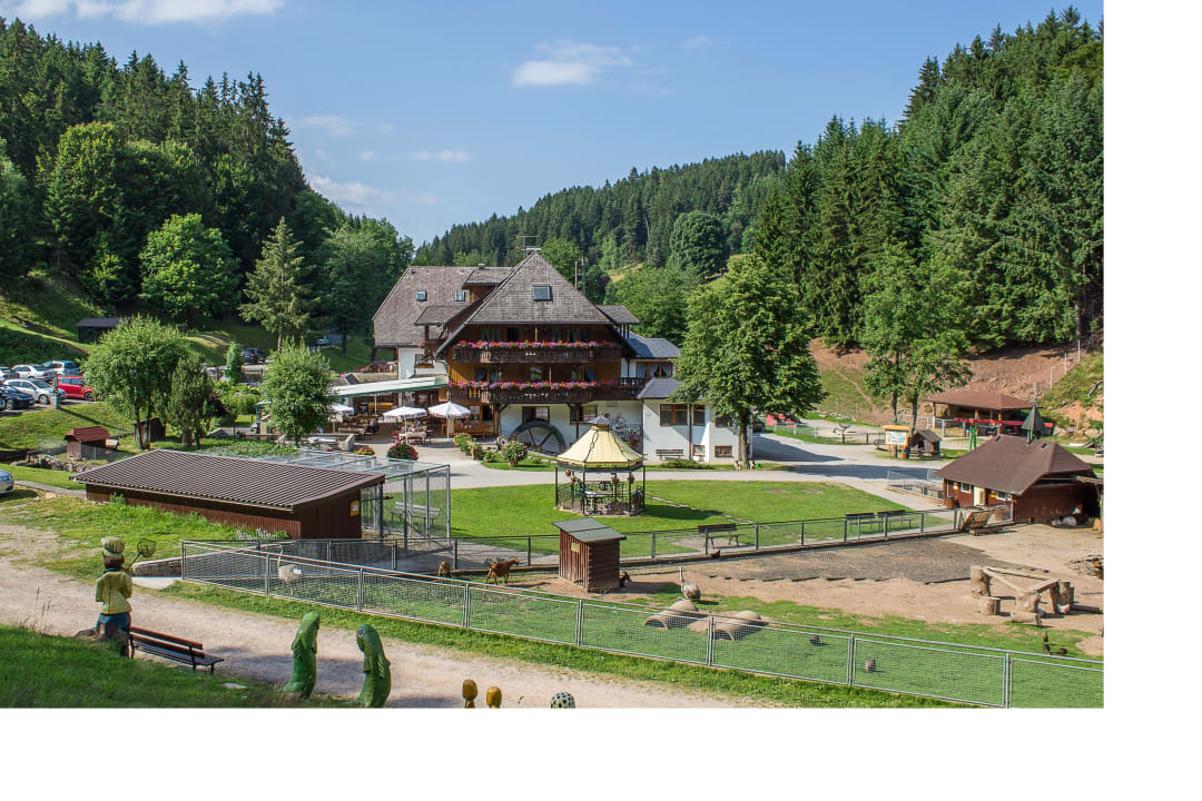 Außenansicht mit Tiergehege Hotel Tannenmühle