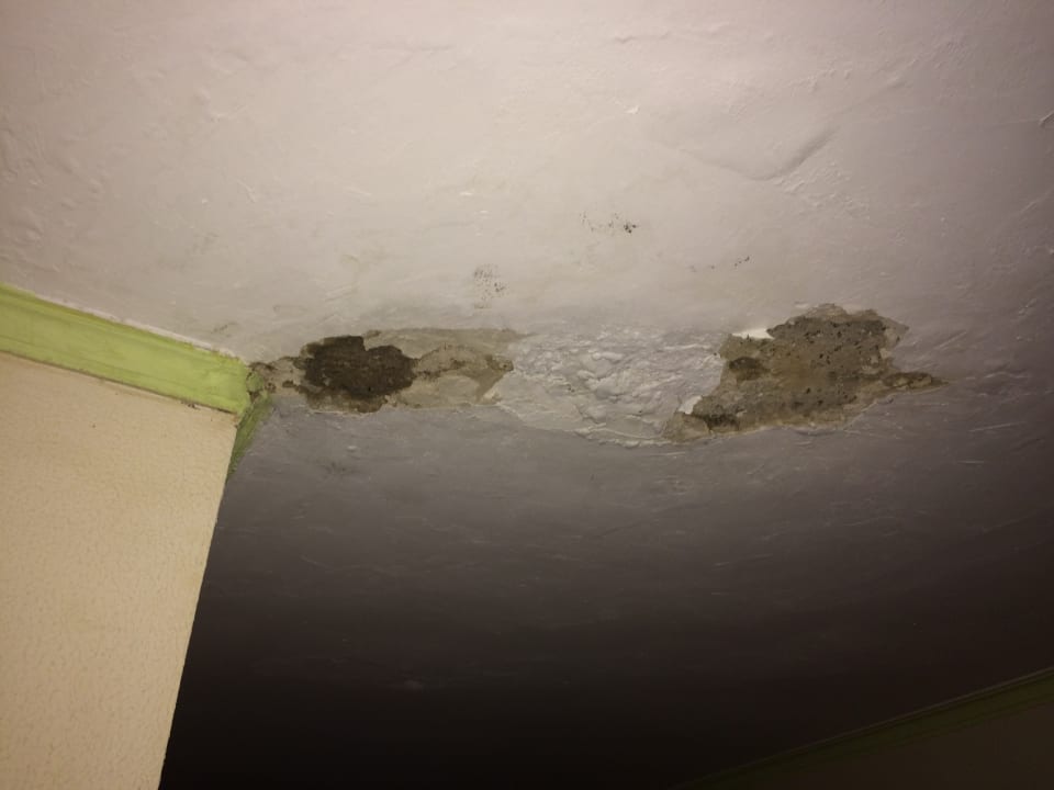 Bröckelnder Deckenputz im Flur Marien Puerto Plata