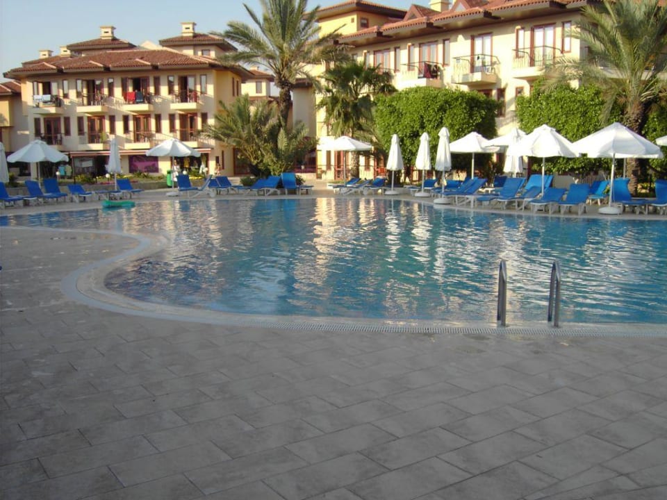 Pool und Gebäude Club Grand Side