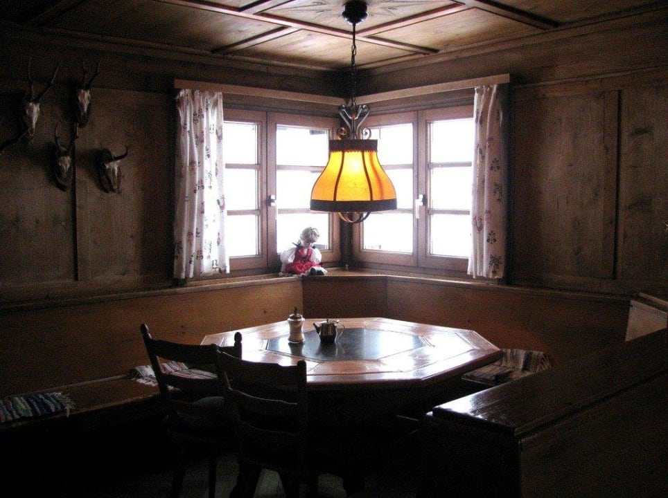 Gemütliche Sitzecke im Stüberl Schwarzwasserhütte DAV