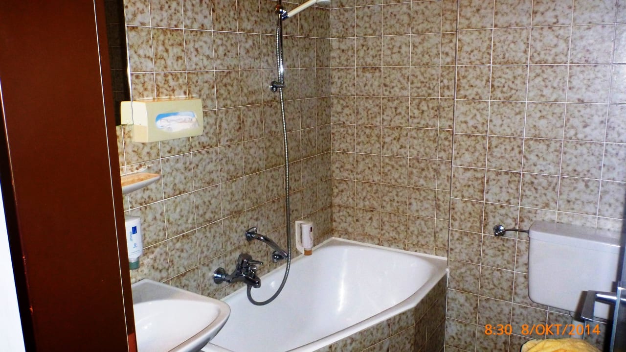 Badewanne mit Dusche ohne Vorhang Hotel Schwangauer Hof
