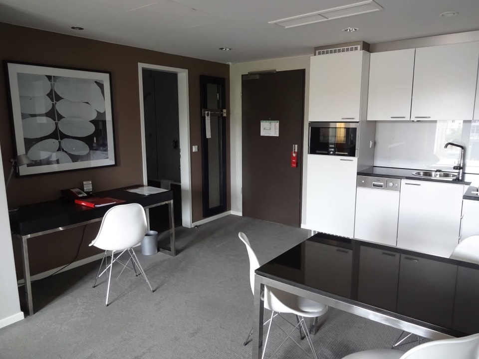 Wohnzimmer Blick von Couch Adina Apartment Hotel Berlin Mitte