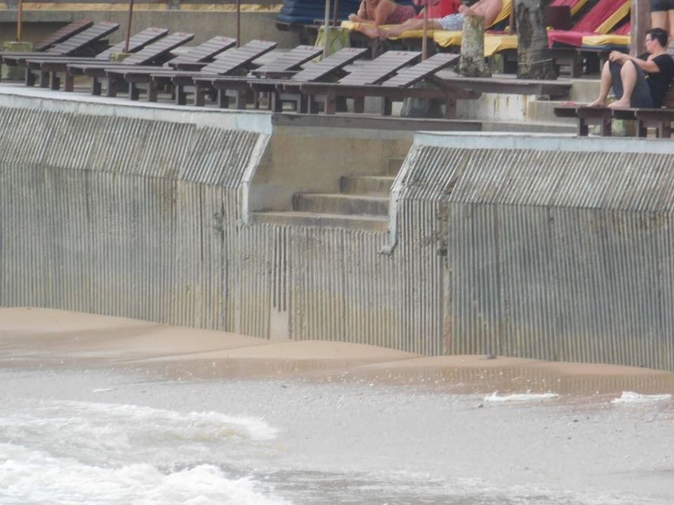 Hier sieht man die Mauer sehr gut Khaolak Laguna Resort