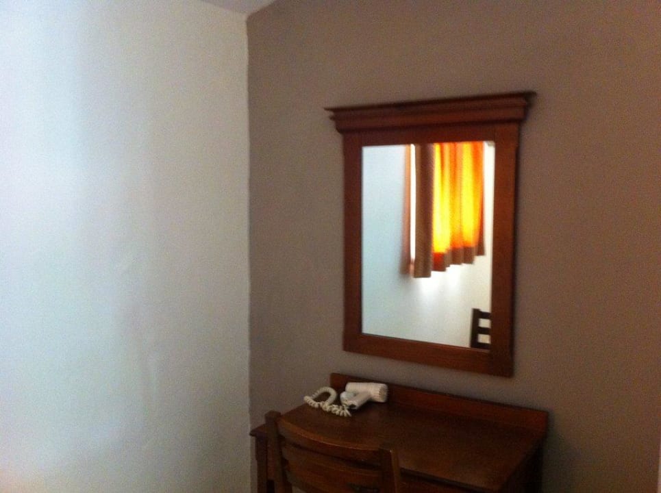 Schreibtisch und Fön Oscar Resort Hotel