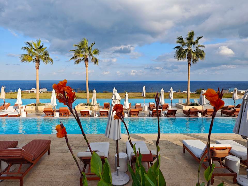 Pool The Royal Senses Resort, Curio Collection by Hilton