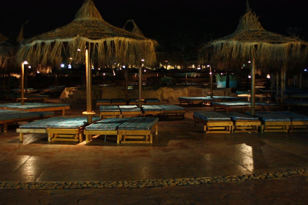 Poolliegen bei Nacht Pickalbatros Dana Beach Resort - Hurghada