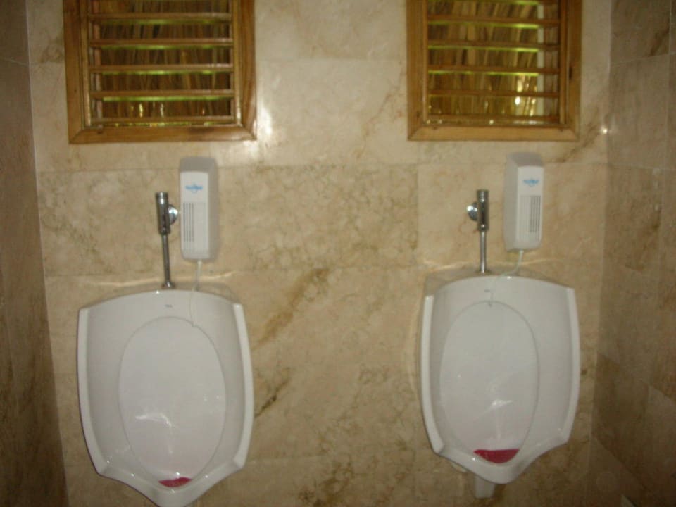Auch das WC in der Außenanlage top Iberostar Waves Costa Dorada