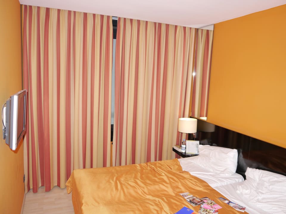 Schlafzimmer, Fenster zum Innenhof Relexa Hotel Bellevue Hamburg