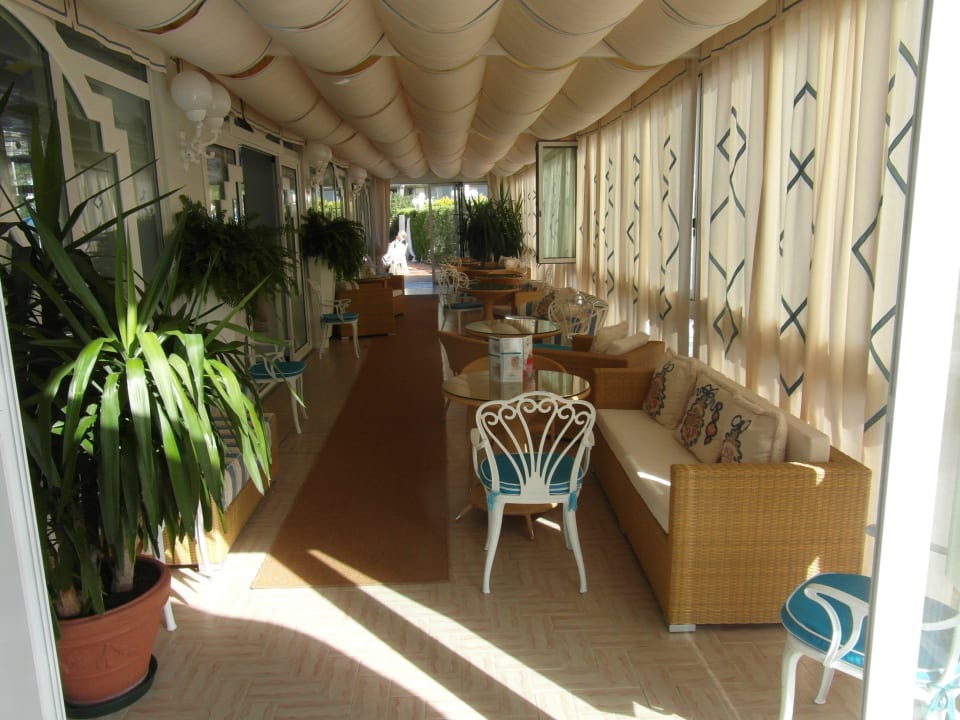 Gemütliche, luftige Sitzgelegenheiten Hotel Principe Caorle