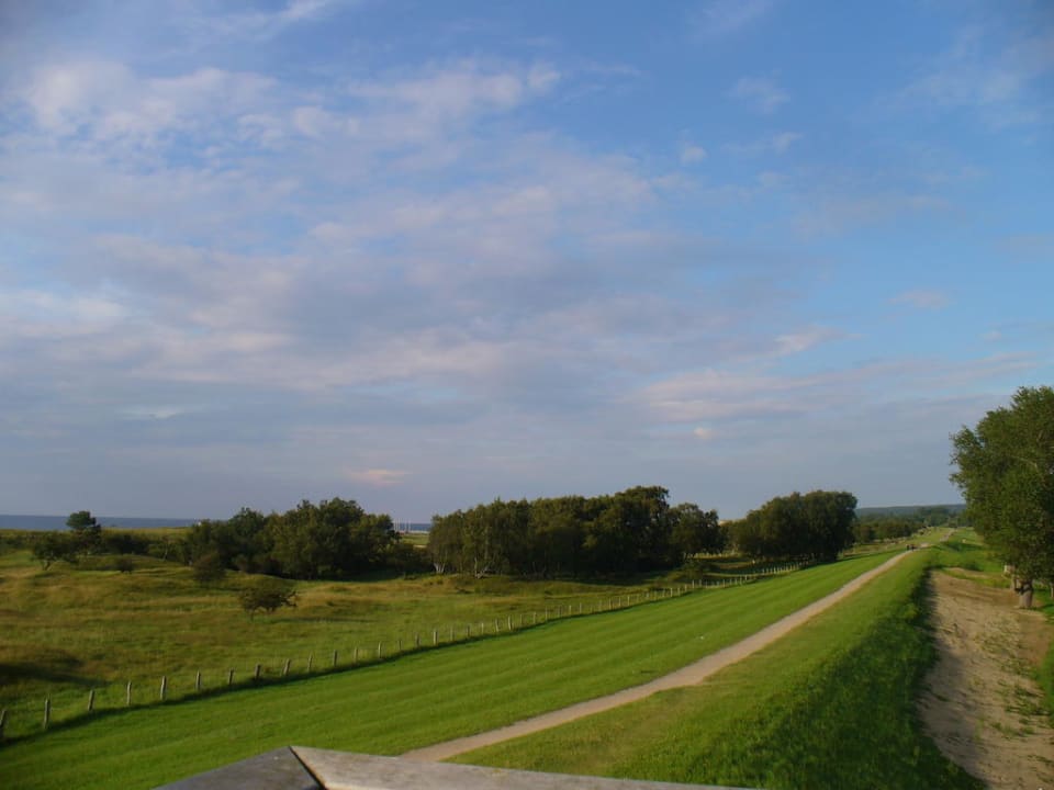 Deich/Radweg zwischen Strand und Anlage Ferienwohnungen Ferienpark Weissenhäuser Strand