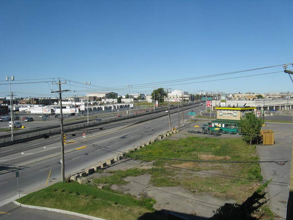 Blick aus unserem Zimmer auf die Strasse Holiday Inn & Suites Montreal Airport by IHG