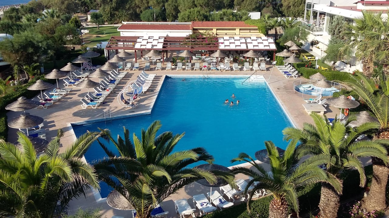 Aussicht vom Zimmer auf die Poolanlage Pegasos Deluxe Beach Hotel
