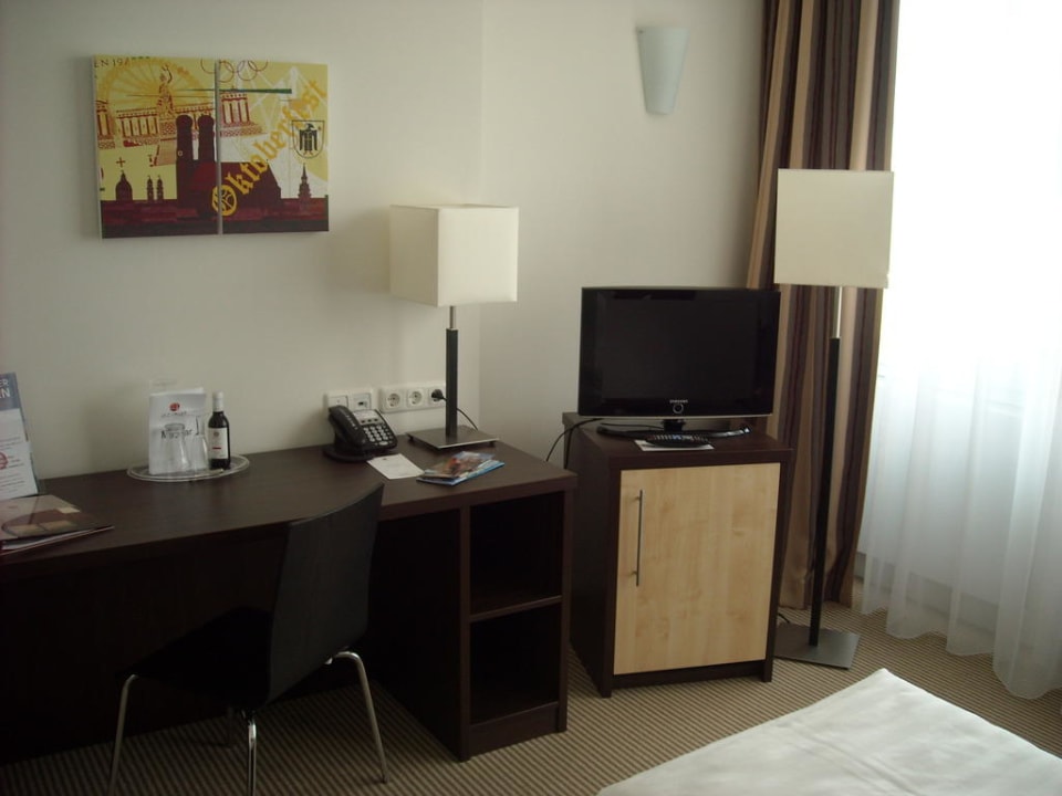 Zimmer mit LCD-Fernseher und Minibar acom Hotel München
