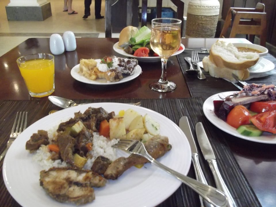 Ужин в основном ресторане Stella Beach Resort & Spa Makadi Bay