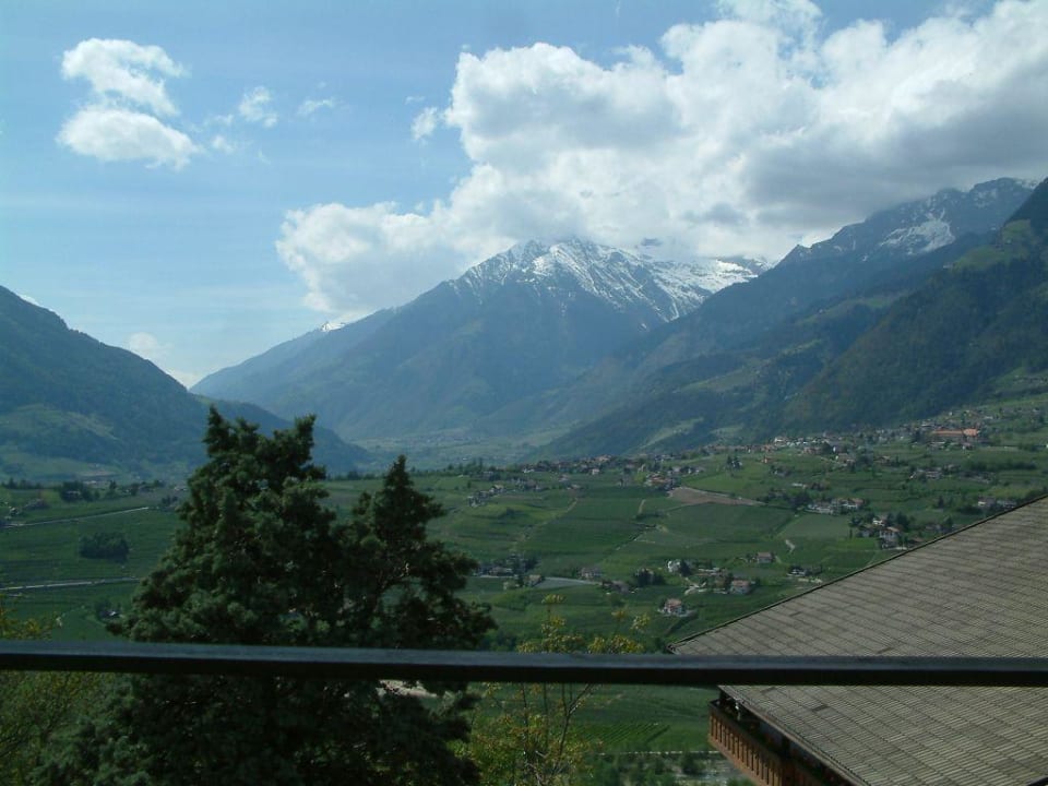 Balkonblick Richtung Dorf Tirol Hotel Tannerhof