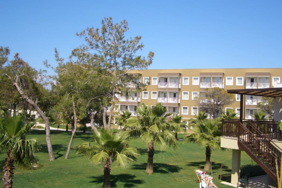 Blick vom Bungalow auf das Haupthotel Marvida Family Eco