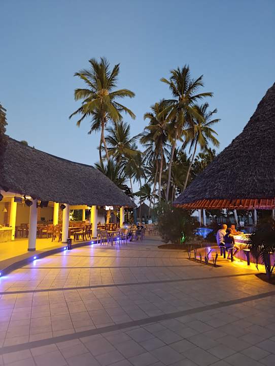 Pool Travellers Beach Hotel & Club