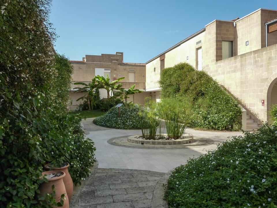 Innenhof zu den Zimmern Vivosa Apulia Resort