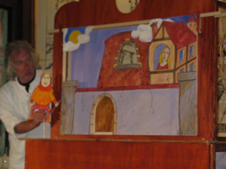 Puppenspieler bei Rapunzel-Aufführung Burghotel Trendelburg