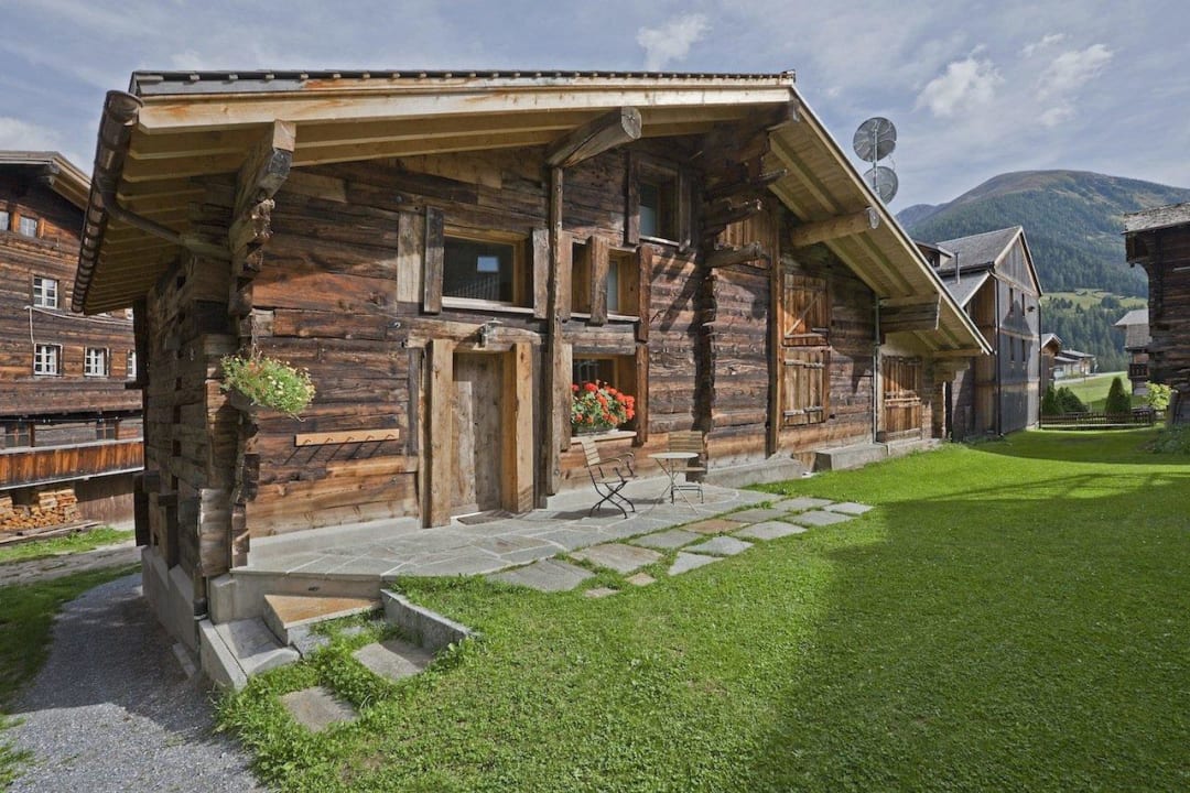 Dorfstall Eingang Sitzplatz im Sommer Boutique Chalet Dorfstall