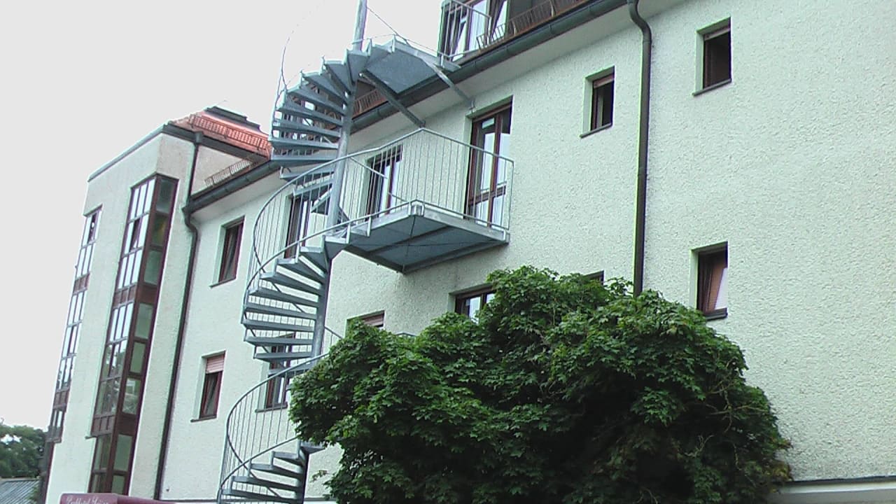 Strassenseite Parkhotel Leiser