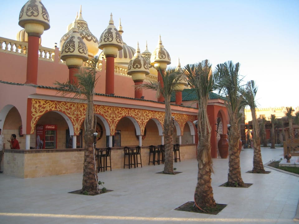 Vor der Arena Pickalbatros Alf Leila Wa Leila Resort - Neverland Hurghada