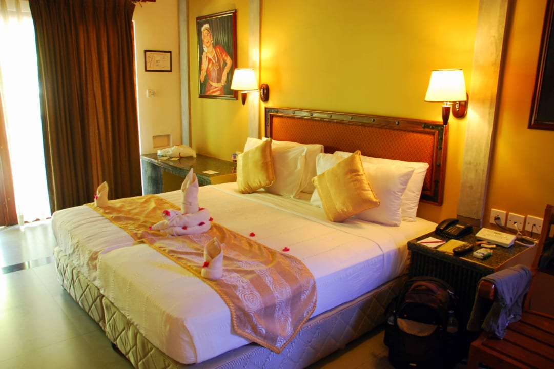 Bett mit Deko Hotel Poovar Island Resort