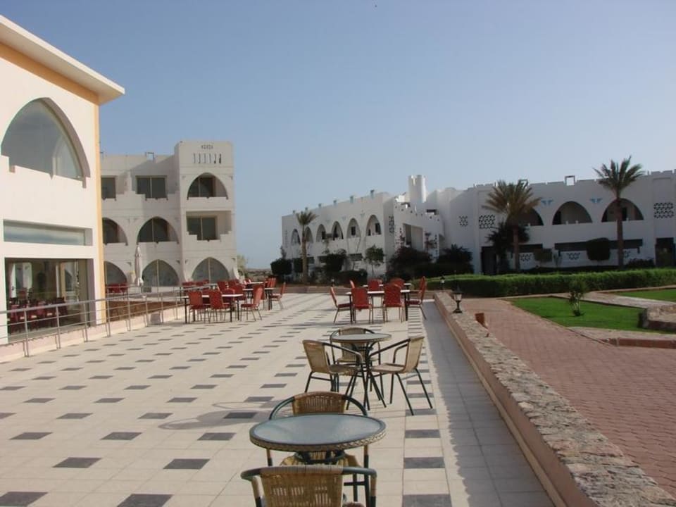 Przy restauracji Three Corners Equinox Beach Resort