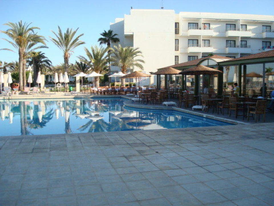 Pool und Poolbar Louis Ledra Beach