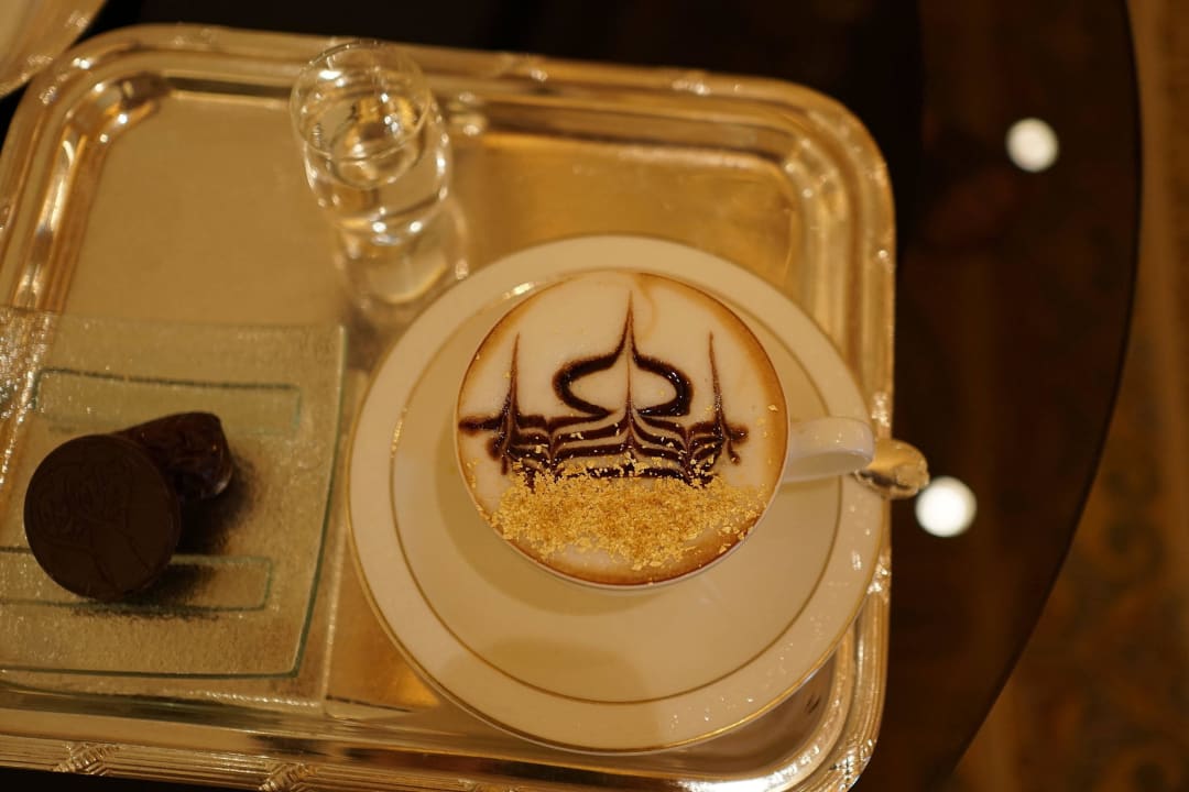Der berühmte Cappuccino mit echtem Gold Emirates Palace Mandarin Oriental