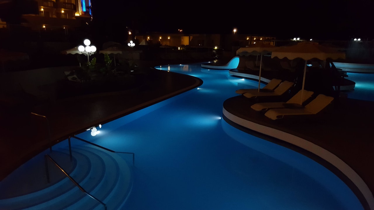 Poolanlage am Abend Rodos Palladium Leisure & Wellness