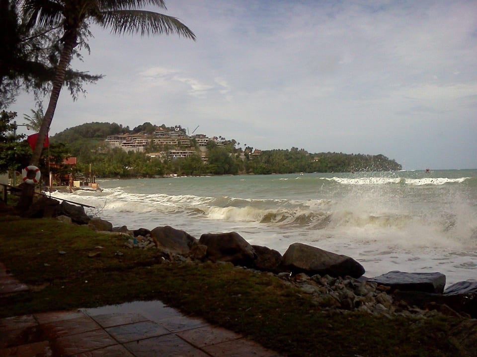 Sonniger "Strand" bei Flut in der Regenzei Best Western Premier Bangtao Beach Resort & Spa