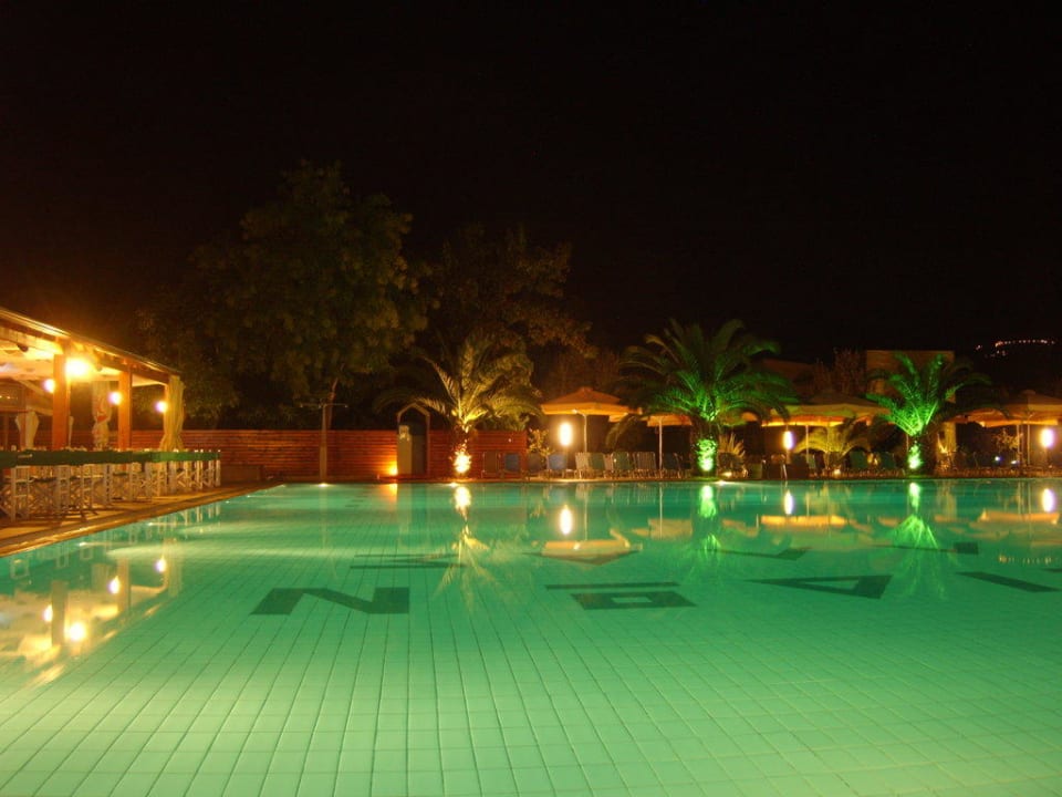 Pool bei Nacht alltoura Club Hotel Poseidon Palace