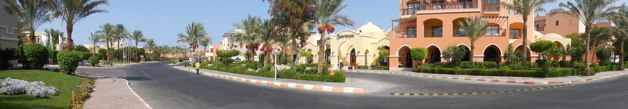 Panorama vorm Hoteleingang Jaz Makadi Saraya Resort