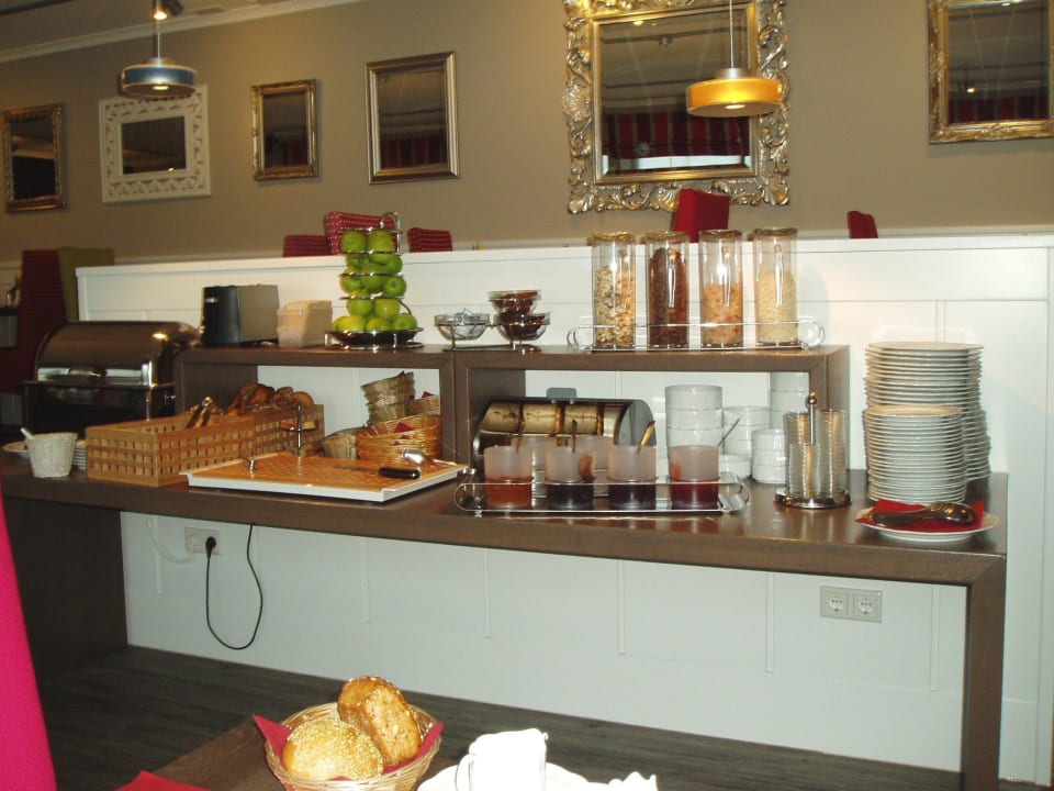 Müsli, Marmeladen, frische Brötchen usw. Hotel Dünenburg