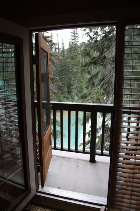 Balkon mit Blick auf Seitenarm Hotel Emerald Lake Lodge