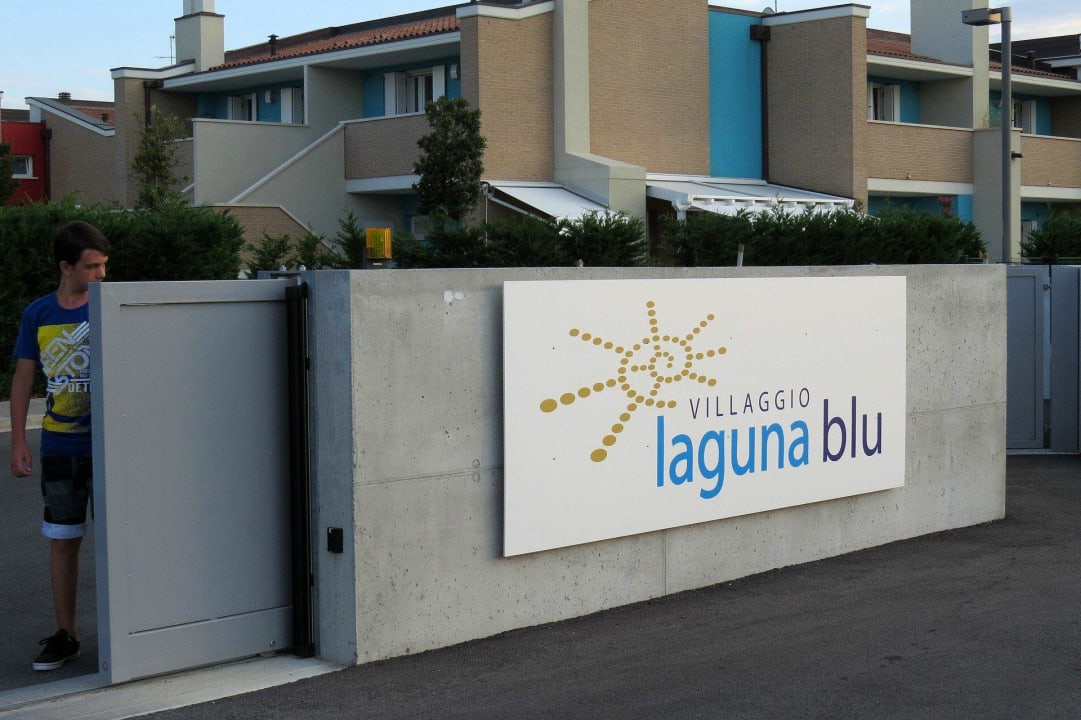 Einfahrt zur Anlage - elektronisches Tor Villagio Laguna Blu