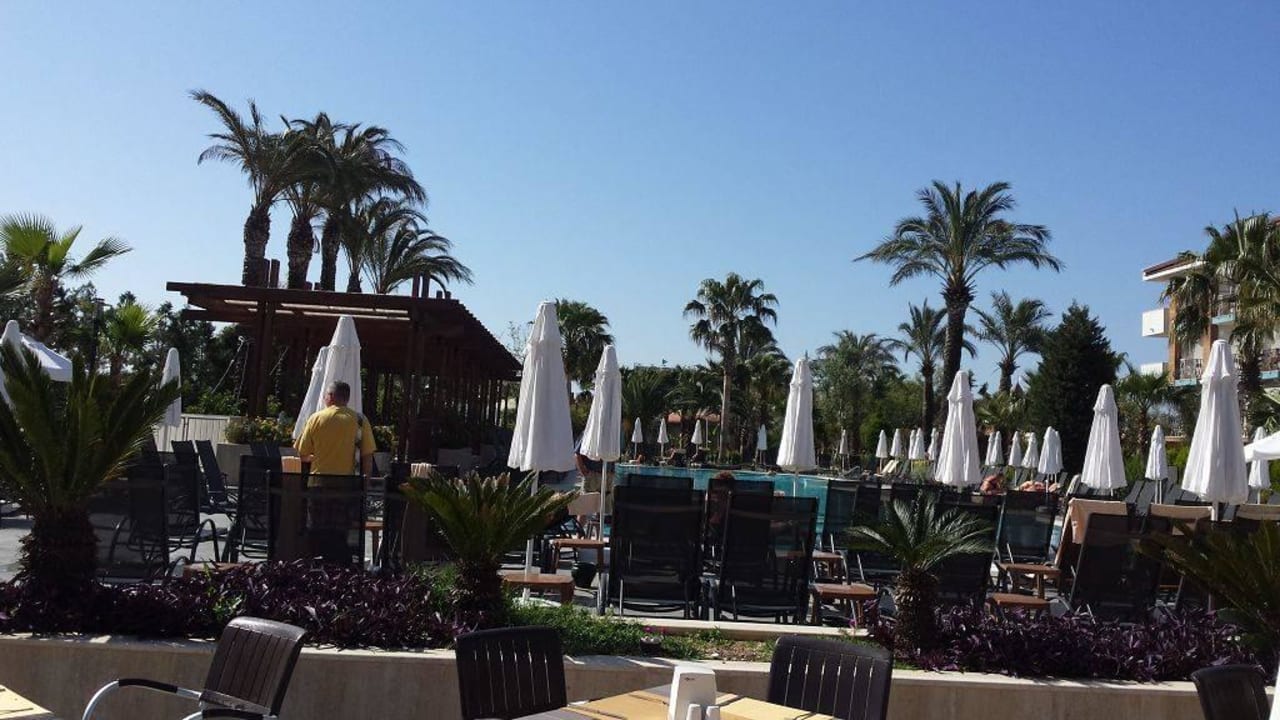 Ausblick auf einen Pool beim Frühstück Belek Beach Resort Hotel