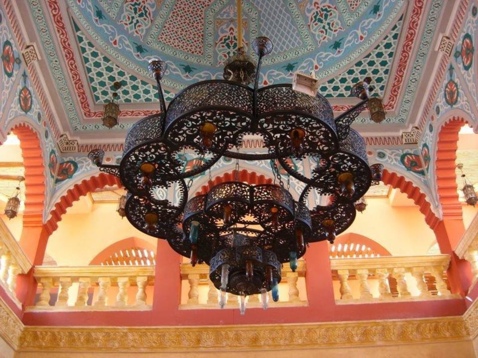 Ein dekorativer Leuchter unter einer Kuppel Pickalbatros Alf Leila Wa Leila Resort - Neverland Hurghada