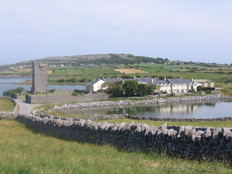 Die komplette Anlage von der Straße aus gesehen Hotel Seanmara Coastal Homes